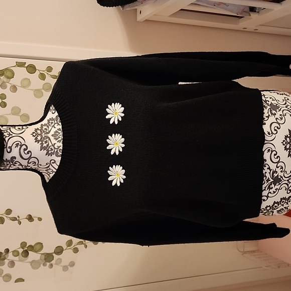 Black Sweater with Daisy Embroidery Forever 21 Sz M - Picture 2 of 7